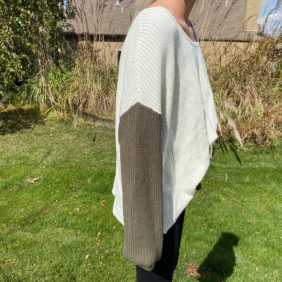 Off white sweater with army green sleeves - Picture 4 of 5